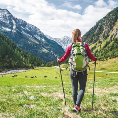 Dağlarda hiking sırt çantası olan kadın. Alpler