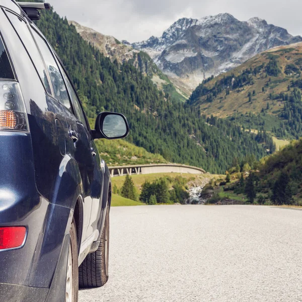 Auto Met Vak Voor Reizen Met Een Bergweg — Stockfoto