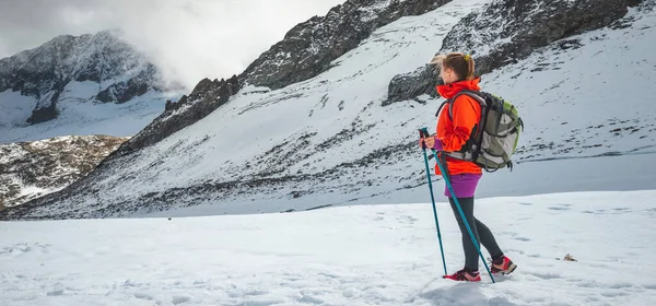 Młoda Kobieta Plecaka Wycieczkę Góry Alpy — Zdjęcie stockowe