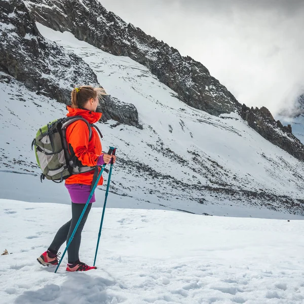 Jeune Femme Avec Sac Dos Randonnée Dans Les Montagnes Alpes — Photo