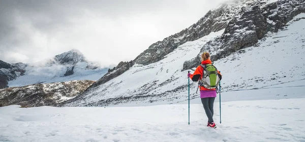 山でのハイキングのバックパックを持つ若い女性 アルプス — ストック写真