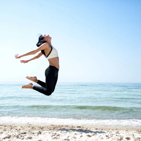 Fitness Meisje Uit Werken Het Strand Maken Oefening — Stockfoto