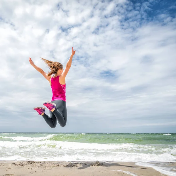 Mutlu Güzel Genç Kız Denize Atlama — Stok fotoğraf