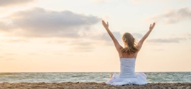 Denizde dinginlik ve yoga pratiği. gündoğumu