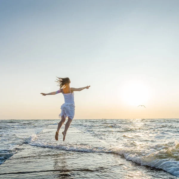 Feliz Hermosa Joven Saltando Mar — Foto de Stock