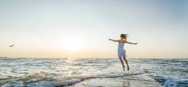 Ευτυχής Όμορφη Νεαρή Κοπέλα Πηδώντας Στη Θάλασσα — Φωτογραφία Αρχείου
