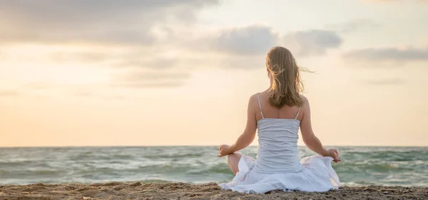 Serenità Yoga Praticando Mare Alba — Foto Stock