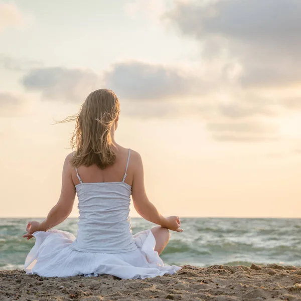 Lugn Och Yoga Praktiserar Vid Havet Soluppgång — Stockfoto