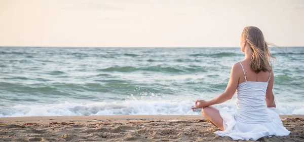 Lugn Och Yoga Praktiserar Vid Havet Soluppgång — Stockfoto