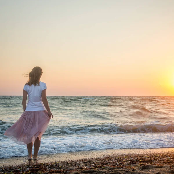 Schönes Mädchen Kleid Meer — Stockfoto