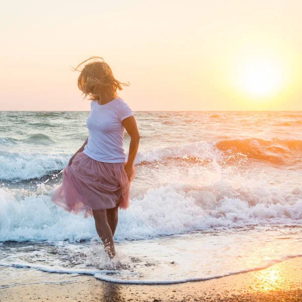 美丽的女孩在海边穿裙子 — 图库照片