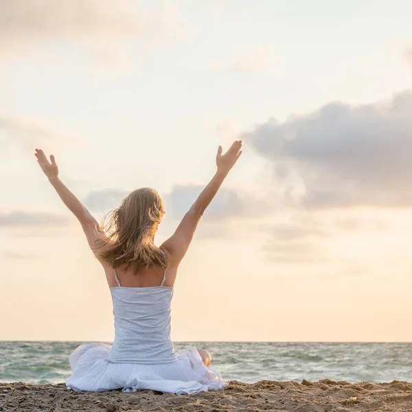Sereniteit Yoga Beoefenen Zee Zonsopgang Rechtenvrije Stockfoto's
