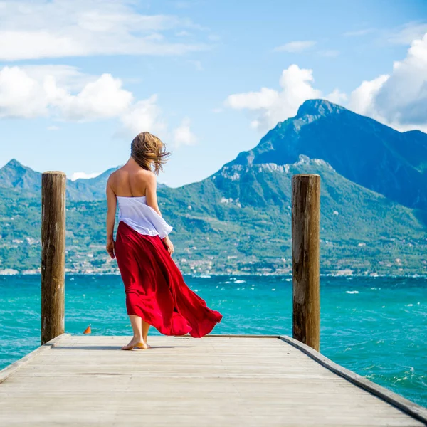 Žena Červených Šatech Jezera Garda Itálie — Stock fotografie
