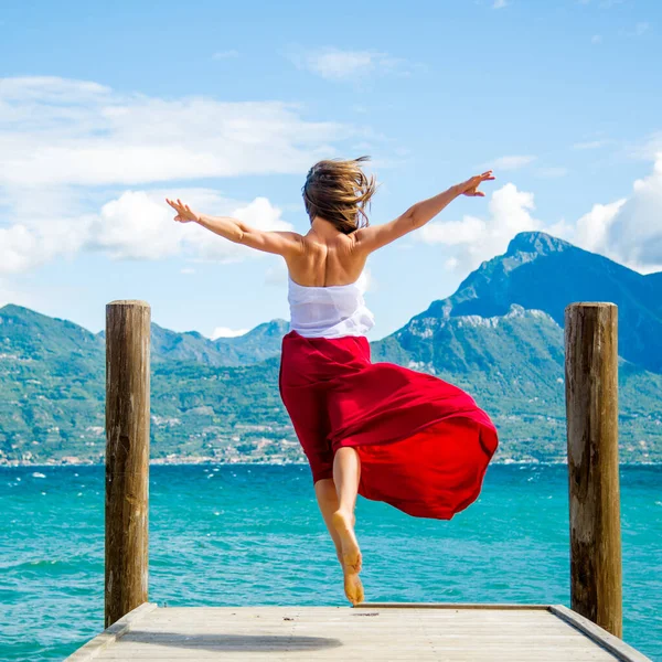 Frau Roten Kleid Beim Springen Gardasee Italien — Stockfoto