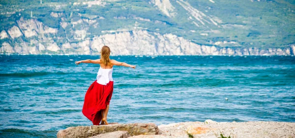 Vrouw Rode Jurk Verblijft Het Gardameer Italië — Stockfoto