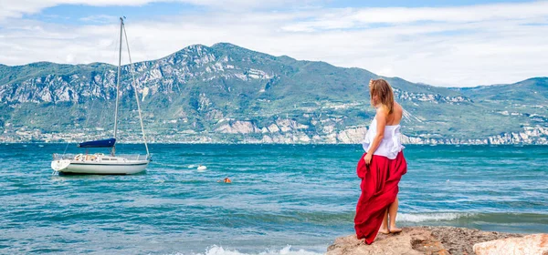 Kvinnan Röd Klänning Bor Vid Gardasjön Italien — Stockfoto