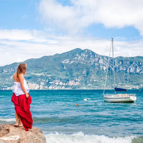 Vrouw Rode Jurk Verblijft Het Gardameer Italië — Stockfoto