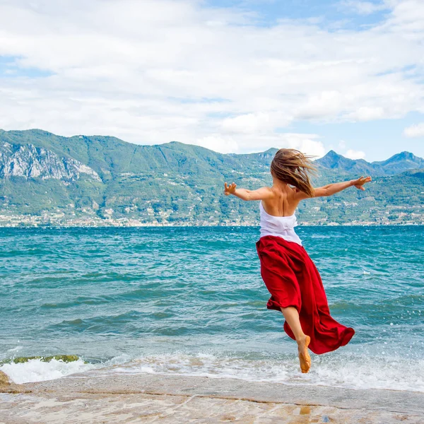 Mulher Vestido Vermelho Saltando Lago Garda Itália — Fotografia de Stock