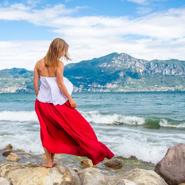 Žena Červených Šatech Jezera Garda Itálie — Stock fotografie