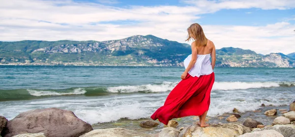 Femme Robe Rouge Séjournant Lac Garde Italie — Photo