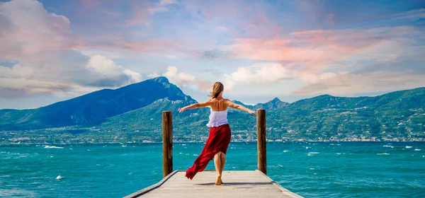 Kvinnan Röd Klänning Bor Vid Gardasjön Italien — Stockfoto