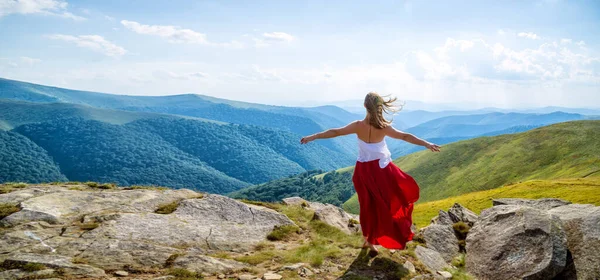 Dağın Kalan Kırmızı Elbiseli Genç Kadın — Stok fotoğraf
