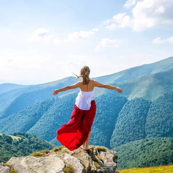 Tânără Îmbrăcată Rochie Roșie Care Stă Vârful Muntelui — Fotografie, imagine de stoc