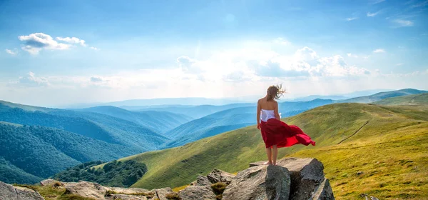 Junge Frau Roten Kleid Auf Dem Gipfel Des Berges — Stockfoto