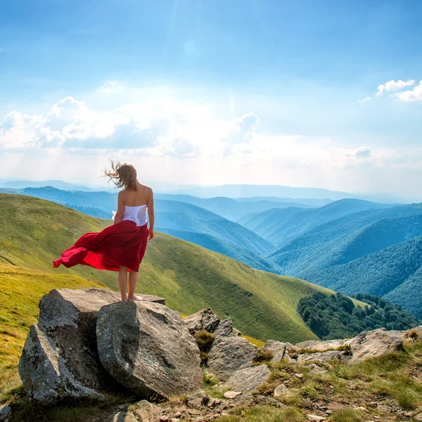 Dağın Kalan Kırmızı Elbiseli Genç Kadın — Stok fotoğraf