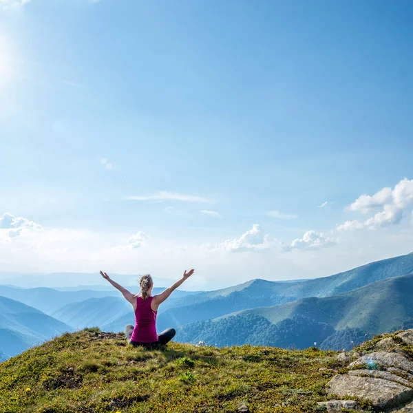 Młoda Kobieta Medytować Szczycie Góry — Zdjęcie stockowe