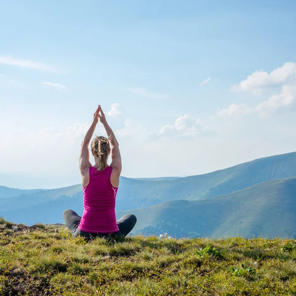 Young Woman Meditate Top Mountain — Stock Photo, Image