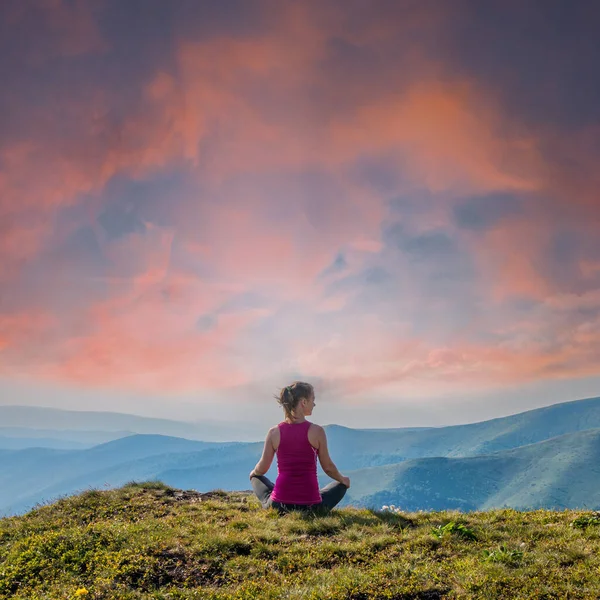 Nuori Nainen Meditoi Vuoren Huipulla — kuvapankkivalokuva
