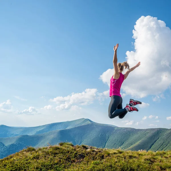 Young Woman Jumping Top Mountains — Stock Photo, Image