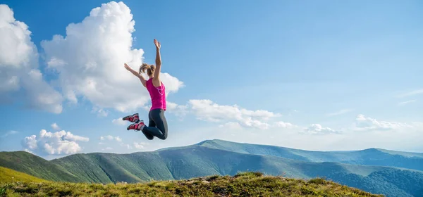 Junge Frau Springt Auf Den Gipfel Der Berge Stockbild