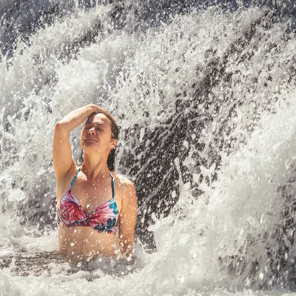 Schöne Dame Wasserfall Sonnigen Tag — Stockfoto