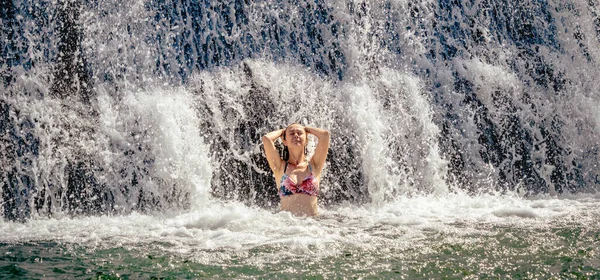 Beautiful Lady Staying Waterfall Sunny Day — Stock Photo, Image