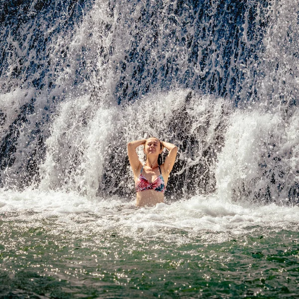晴れた日に滝のそばにいる美しい女性 — ストック写真