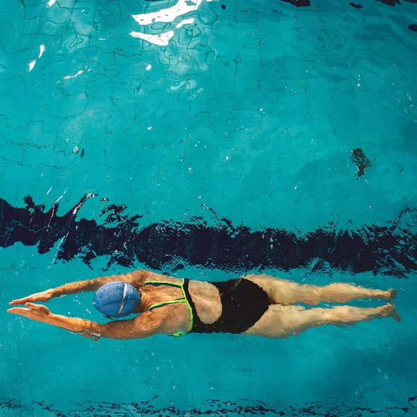 Woman Swimming Swimming Hat Swimsuit Swimming Pool — Foto de Stock