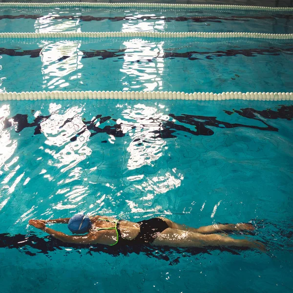 Kobieta Pływająca Kapeluszem Strojem Kąpielowym Basenie — Zdjęcie stockowe
