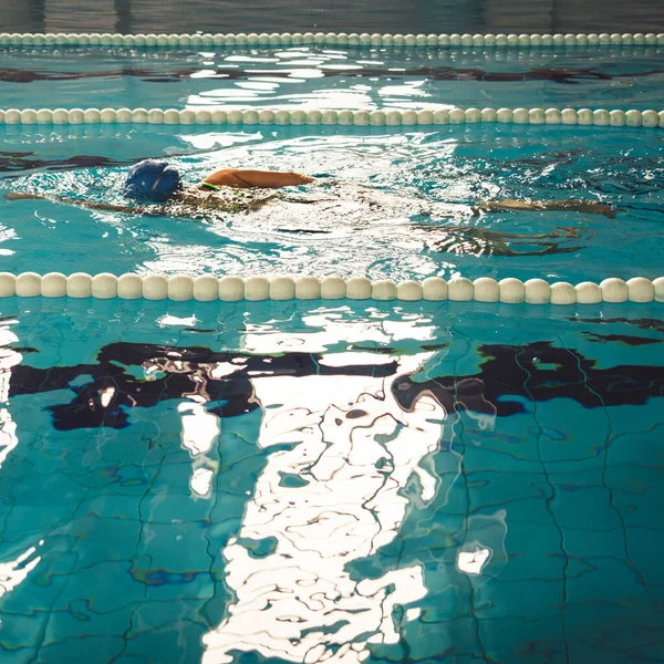 Kobieta Pływająca Kapeluszem Strojem Kąpielowym Basenie — Zdjęcie stockowe