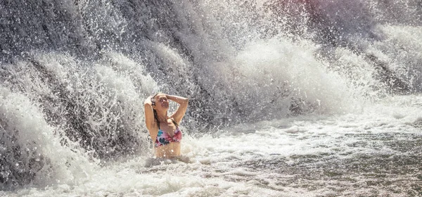 Beautiful Lady Staying Waterfall Sunny Day — Stock Photo, Image