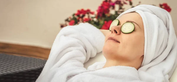 Relaxed Young Woman Getting Eye Nature Treatment Cucumber Luxury Spa — Stock Photo, Image
