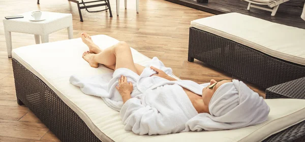 Femme Peignoir Blanc Serviette Couchée Sur Canapé Relaxante Avec Thé — Photo
