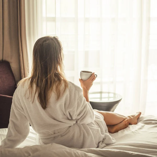 Femme Peignoir Blanc Couchée Sur Canapé Relaxante Avec Une Tasse — Photo