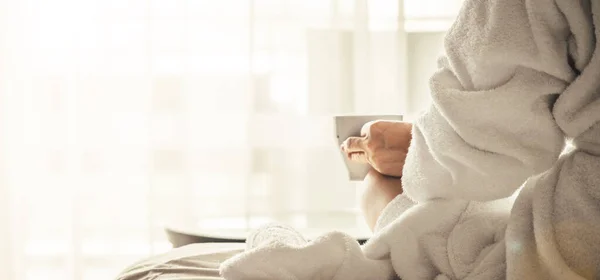 Femme Peignoir Blanc Serviette Couchée Sur Canapé Relaxante Avec Thé — Photo