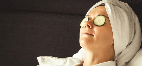 Relaxed Young Woman Getting Eye Nature Treatment Cucumber Luxury Spa — Stock Photo, Image
