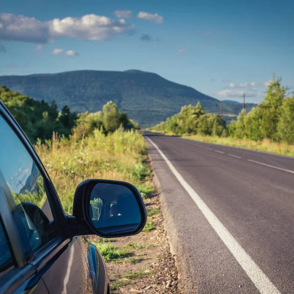 Car Traveling Mountain Road Blue Sky — Stock Photo, Image