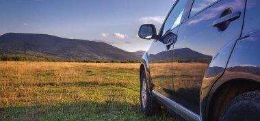 Dağ yolunda seyahat etmek için bir araba. Mavi gökyüzü