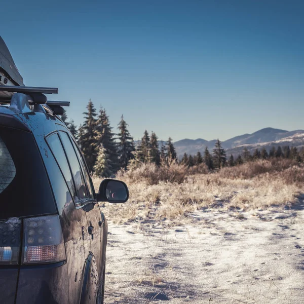 Car Traveling Winter Mountain Road Blue Sky — Stockfoto