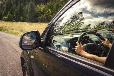 Dağ yolunda seyahat etmek için bir araba. Mavi gökyüzü